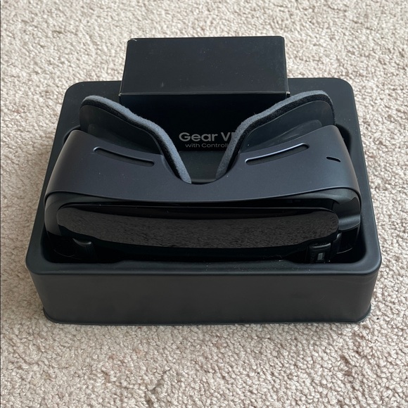 Samsung VR Headset - Sleek Black Design - Picture 1 of 4